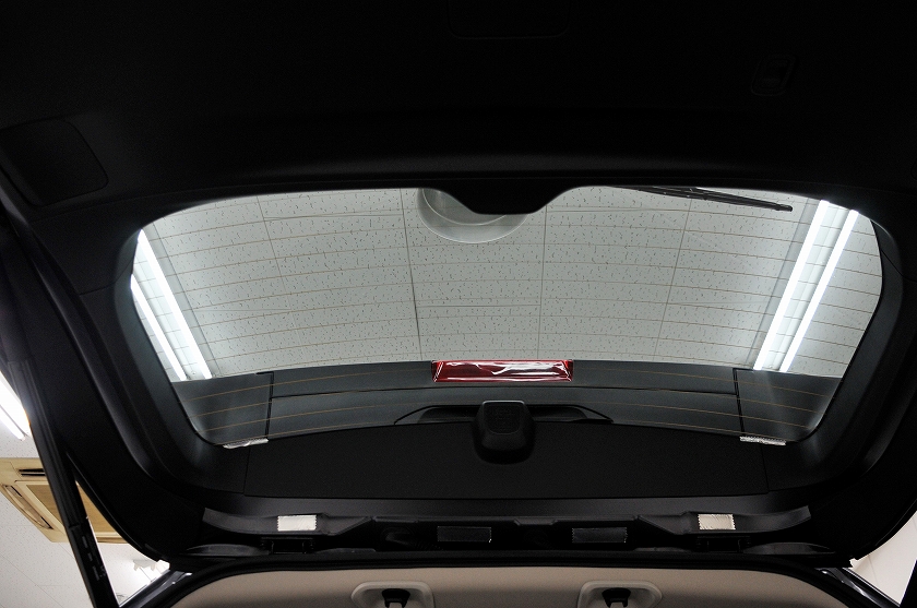 スバル フォレスター　ガンメタリック　リアハッチ　フィルム施工前