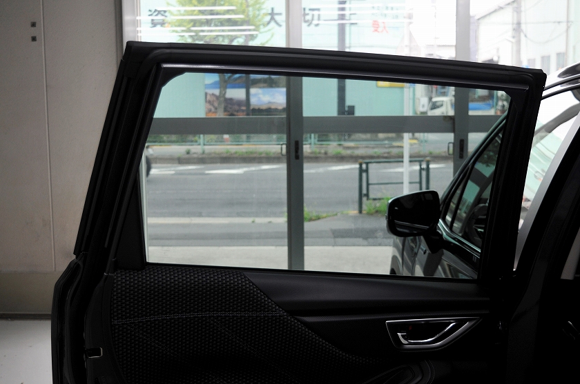 スバル フォレスター　ガンメタリック　左リアドア　フィルム施工前　内側