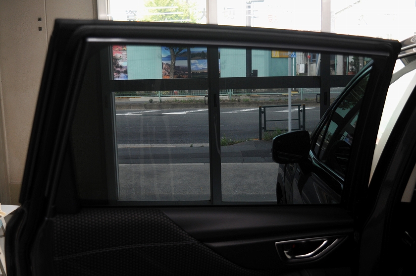 スバル フォレスター　ガンメタリック　左リアドア　フィルム施工後　内側