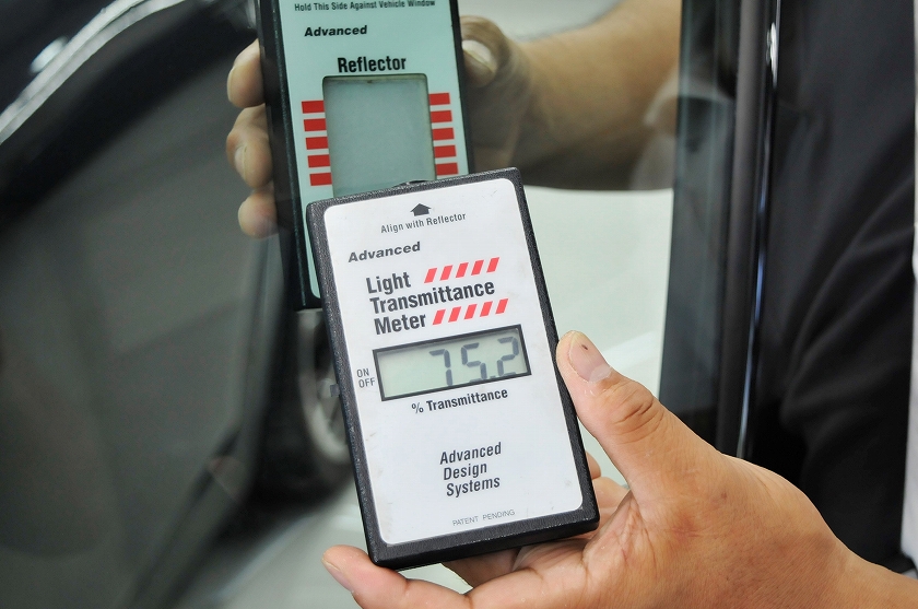 BMWミニ クラブマン 運転席・助手席の可視光線透過率測定