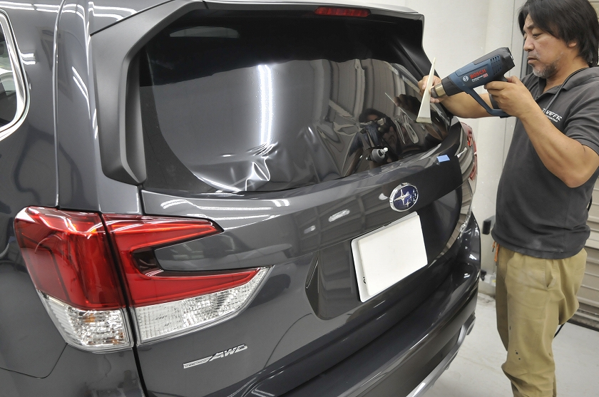 スバル　フォレスター　リアハッチ　フィルム熱成形途中