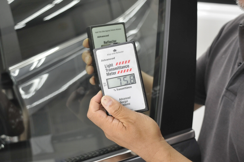 スバル　フォレスター　運転席・助手席の透過率測定