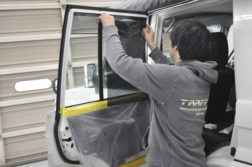 ランクル70 リアドア フィルム貼り3