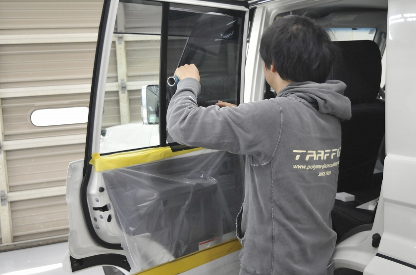 ランクル70 リアドア フィルム貼り4