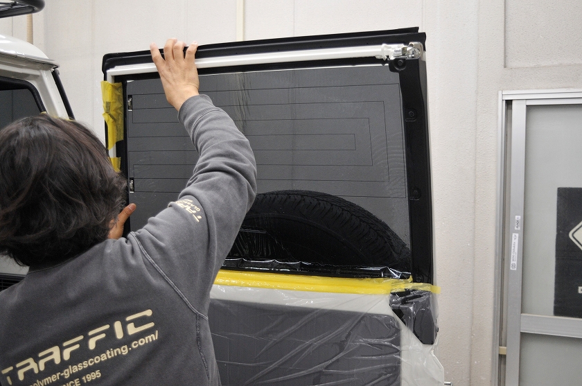 ランクル70　リアｹﾞｰﾄフィルム貼り3