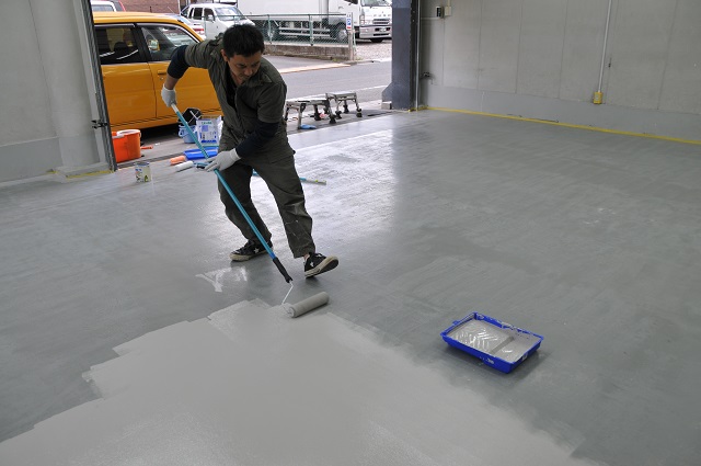 恒例の工房内床面防塵塗料塗り直し！