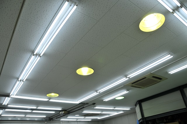 工房内蛍光灯及び天井材一新！